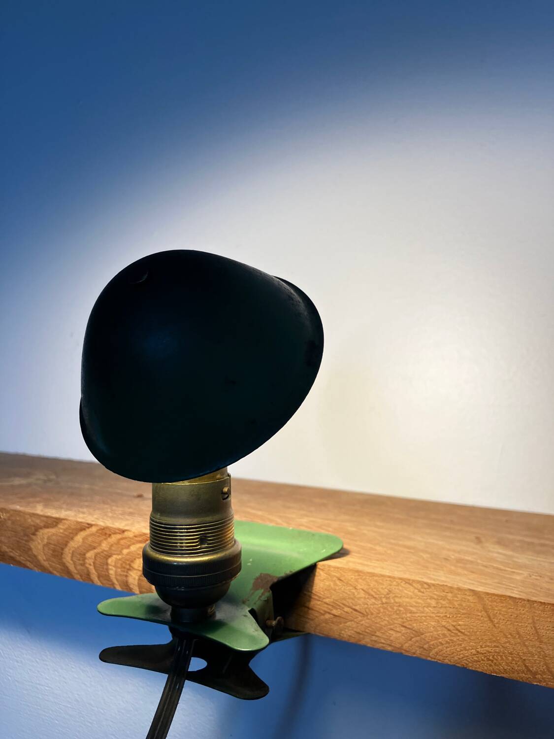 Clip-on mushroom lamp