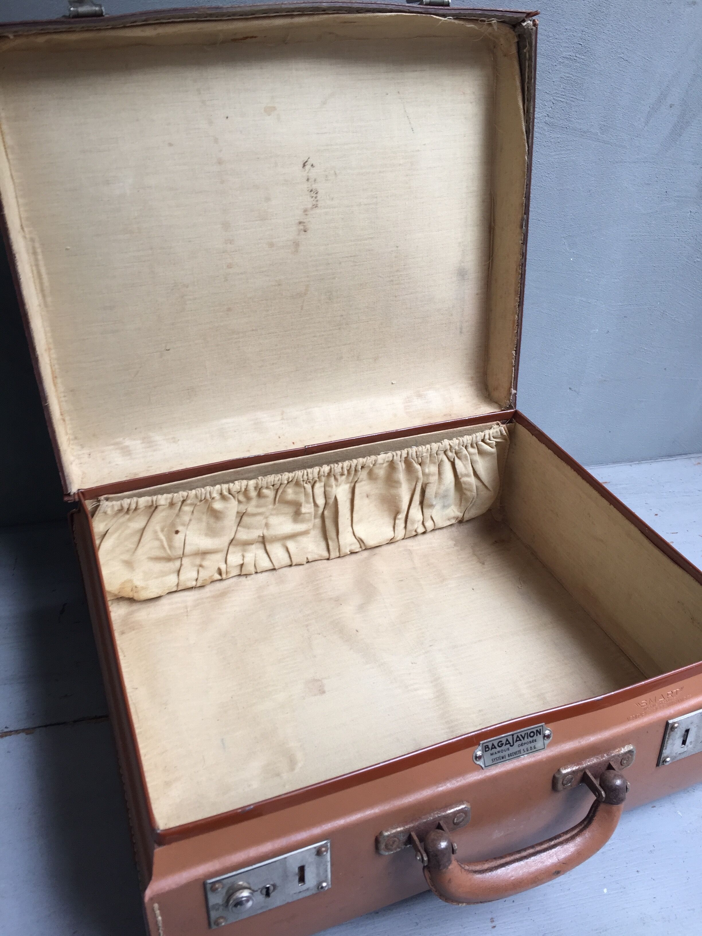 Bagajavion stitched leather suitcase