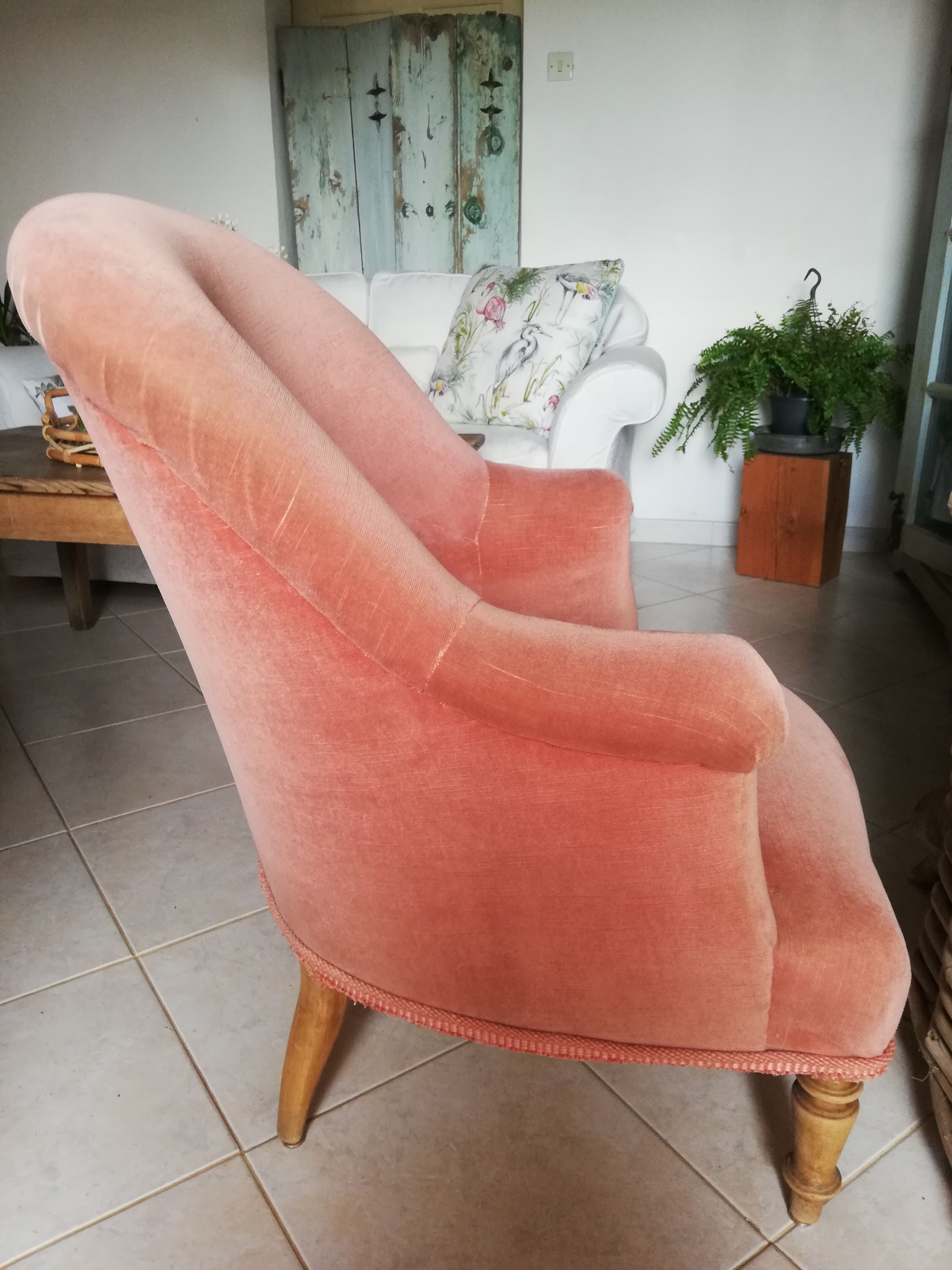 Pink toad chair