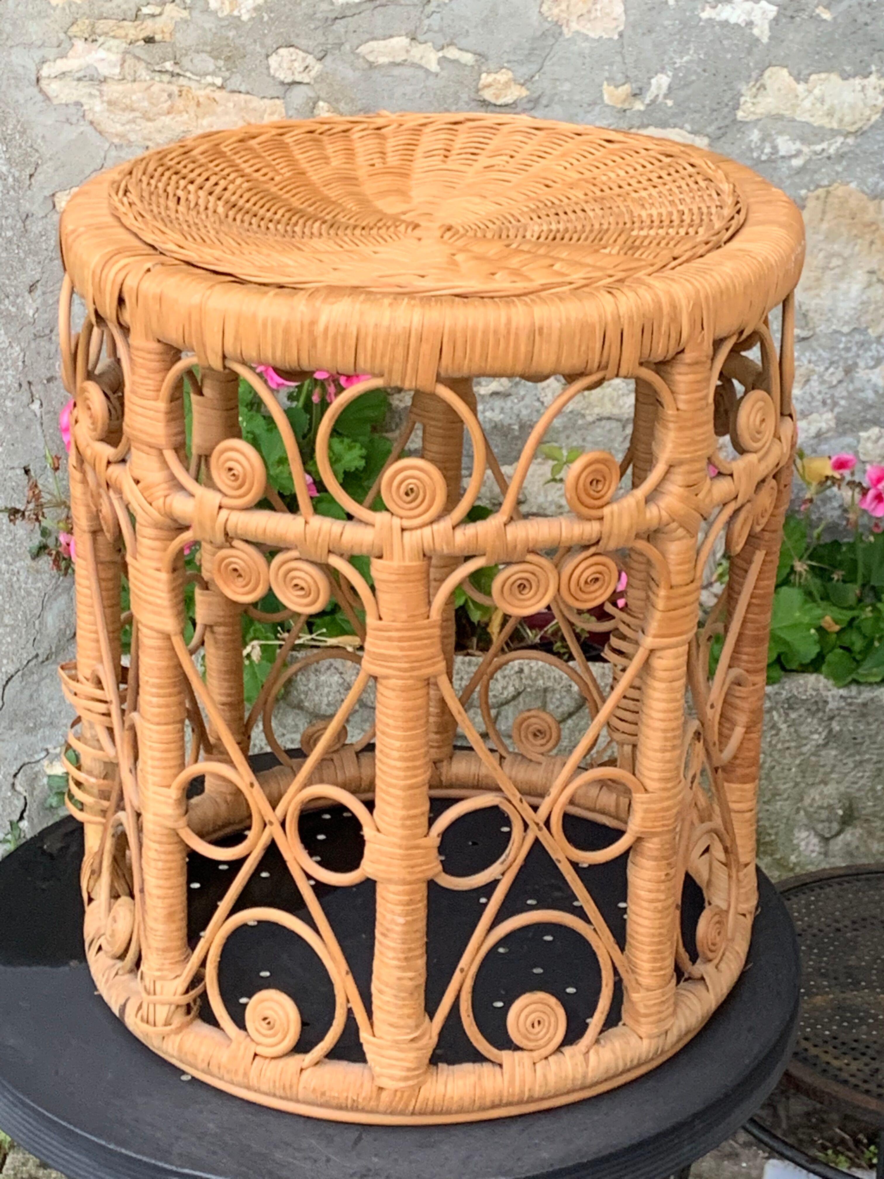 Side table in wicker rattan