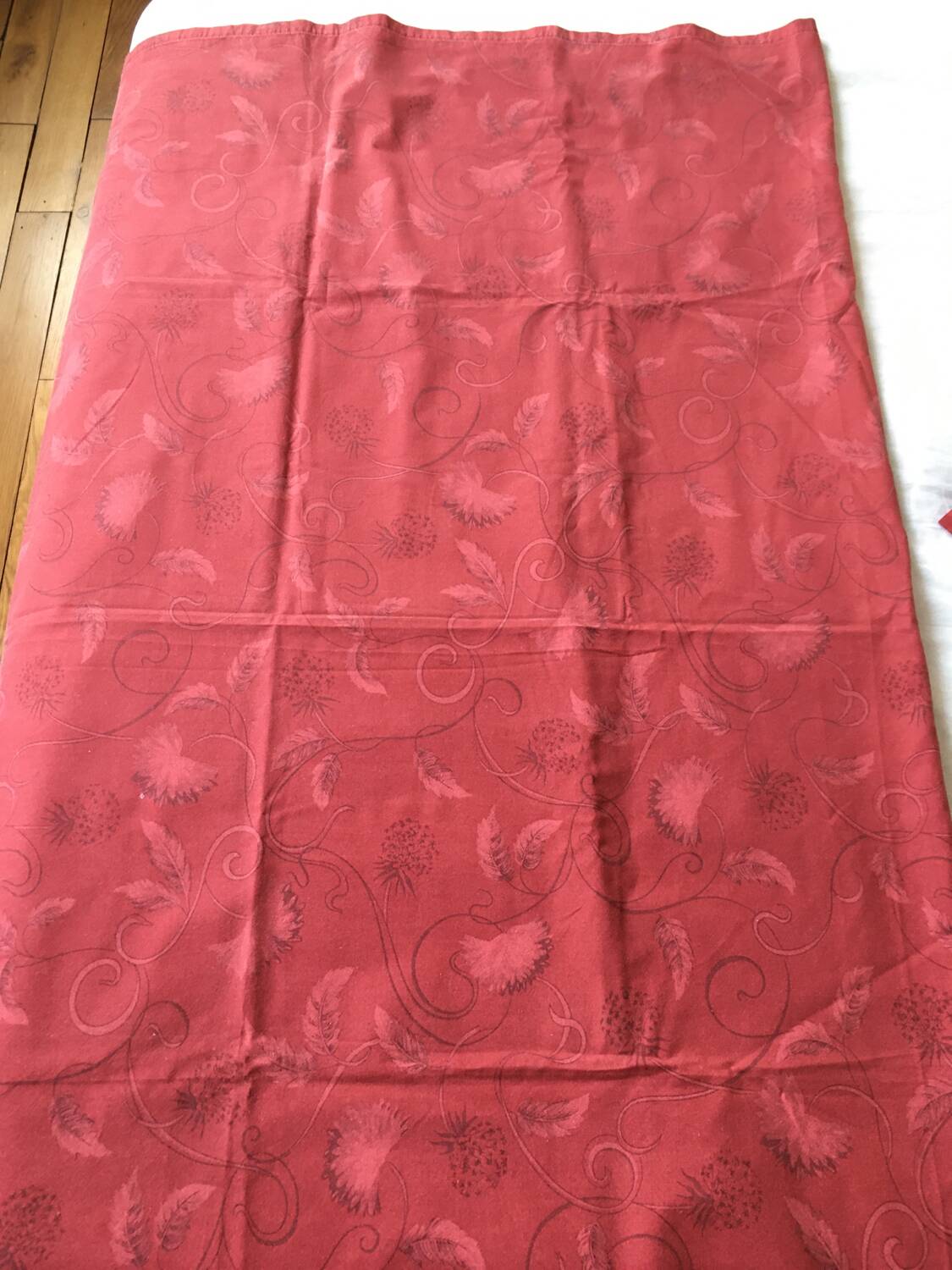 Large red tablecloth for 8 places and napkins