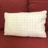 Coussin lin beige motif à carreaux passepoil gris bleuté brillant