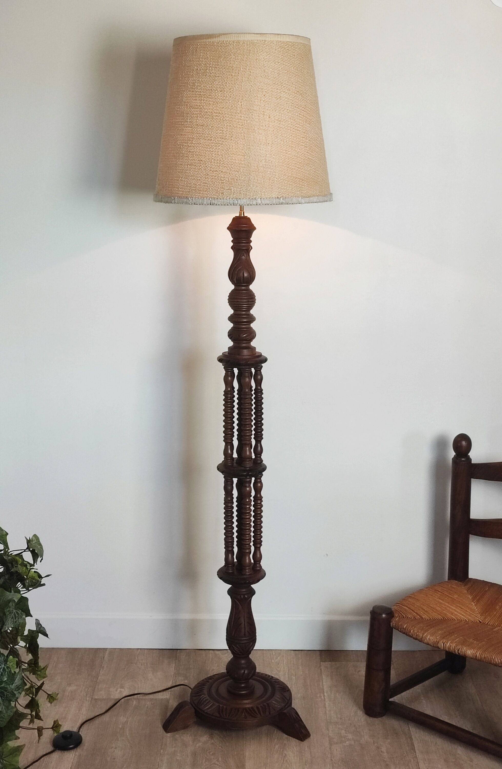 Lampadaire en bois tourné vintage