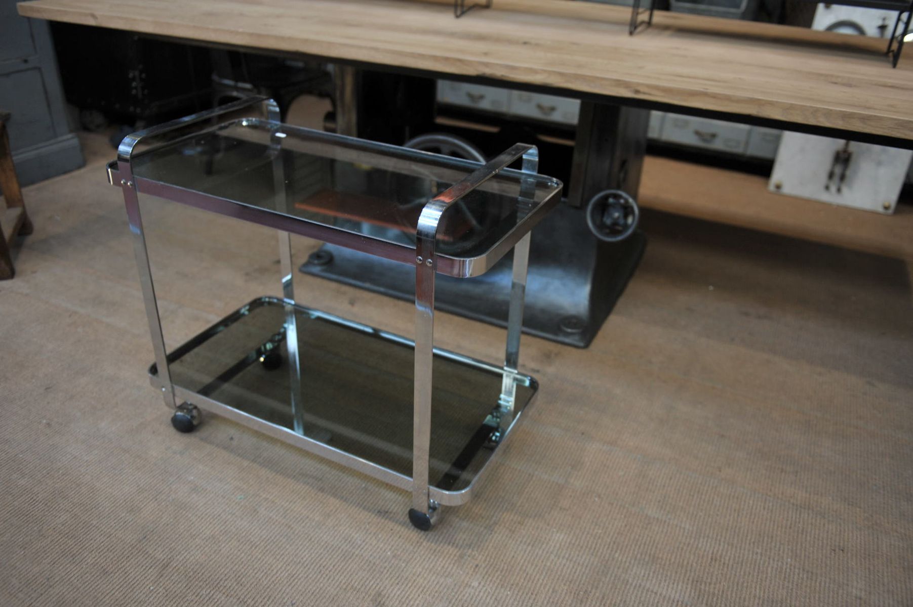 Service bar trolley in chrome metal and 1970s glass