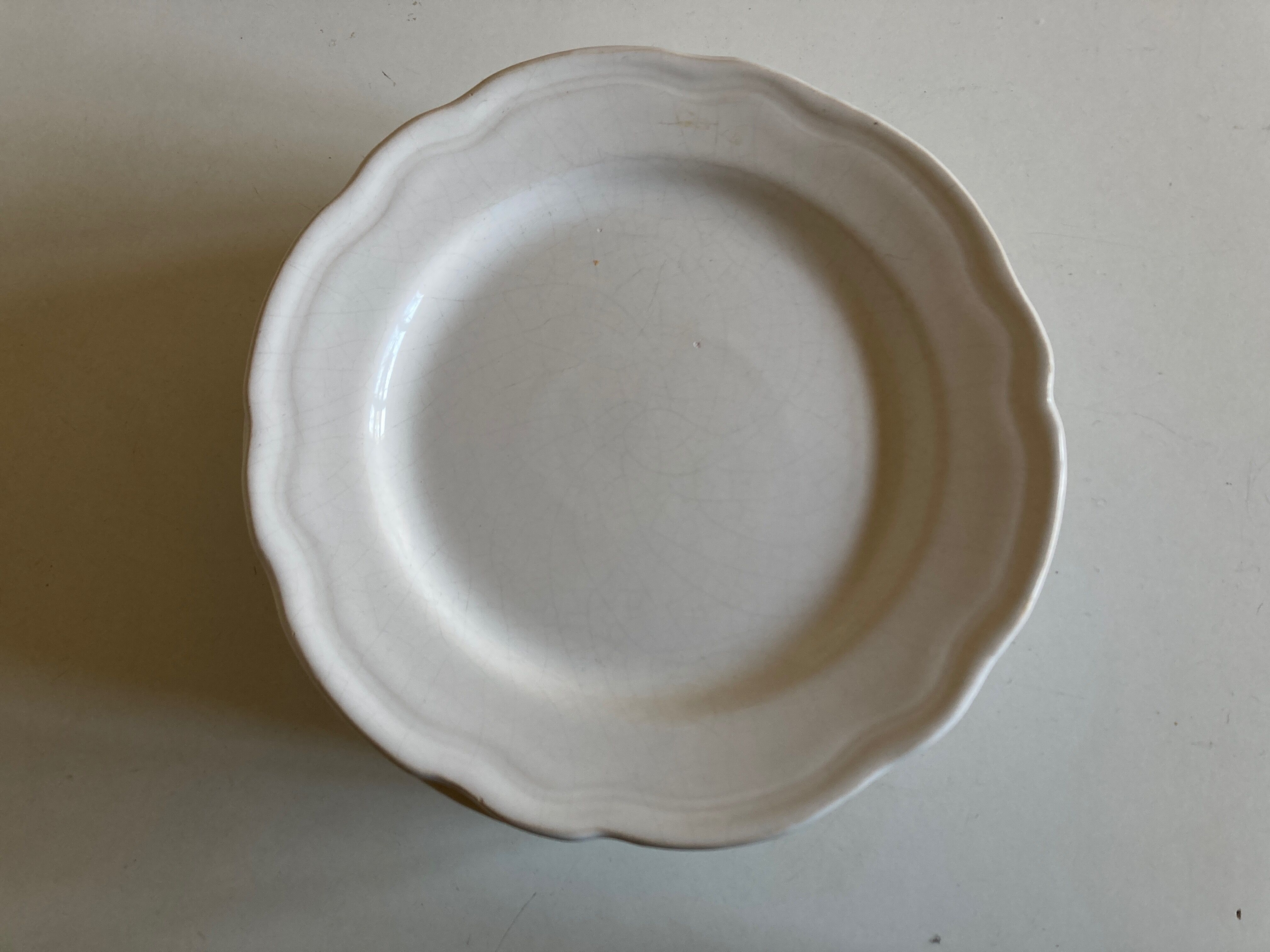 Set of 7 Mougins plates in white enamelled clay with gadroons