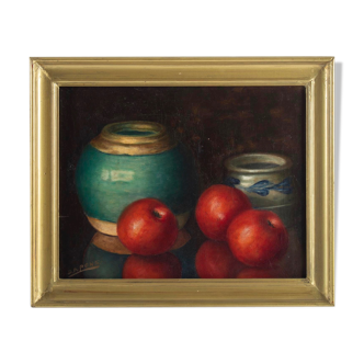 Nature morte aux pommes et aux céramiques signée Dalens, 1921