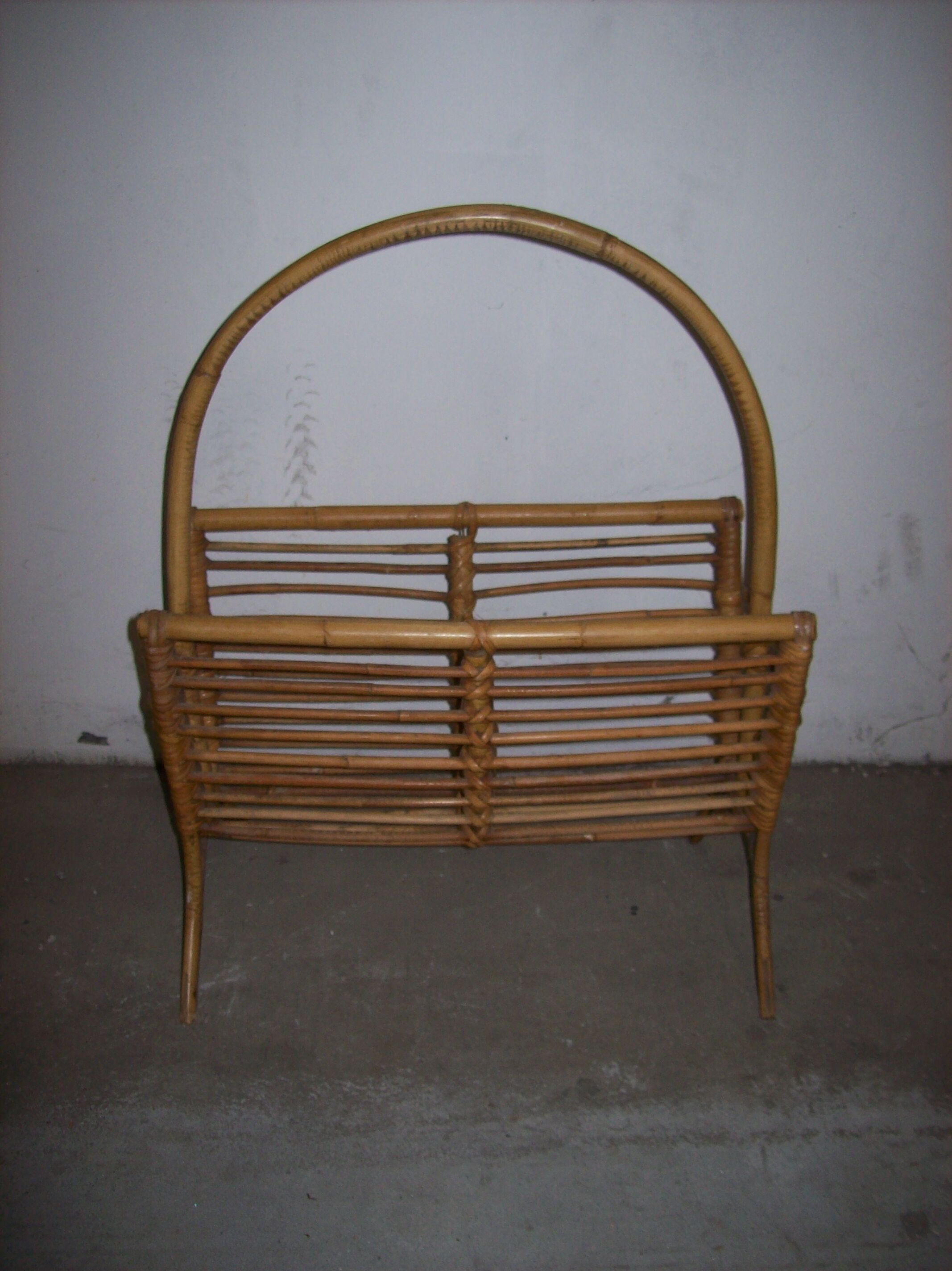 Rattan magazines holder