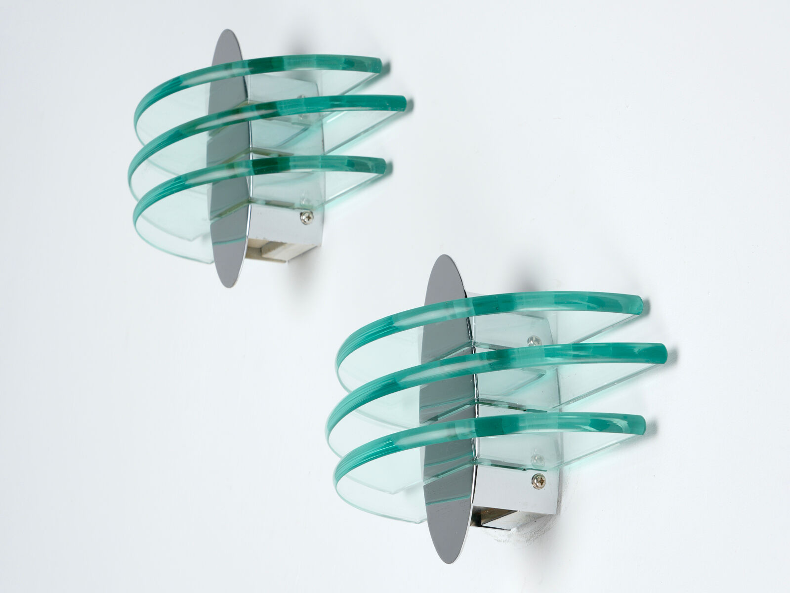 Paire d'appliques postmoderne en métal et verre circa 1980