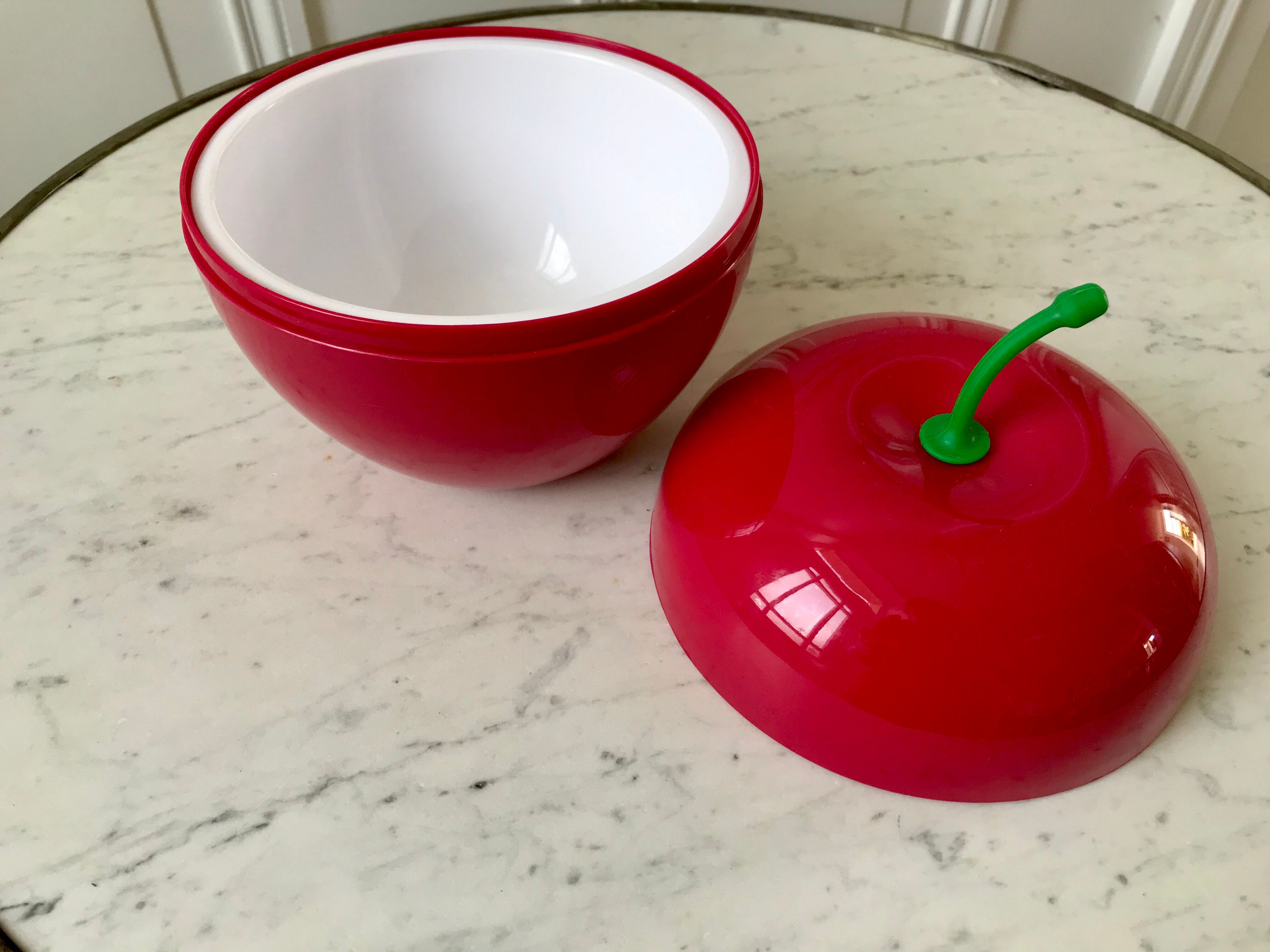 Red ice cube apple 70s