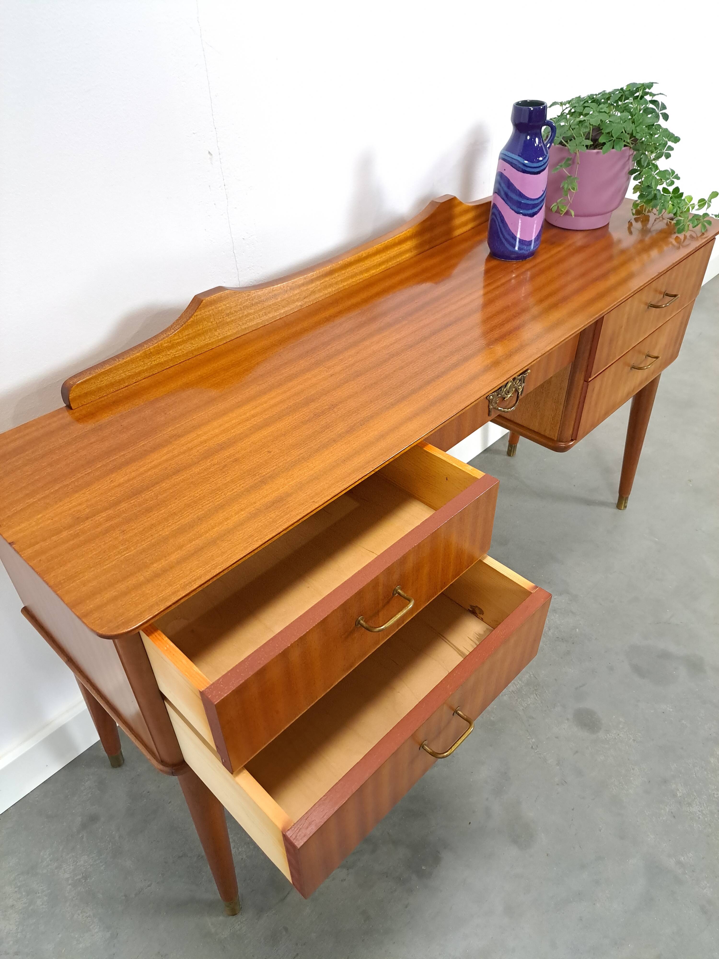 Side table met lades en messing details uit Zweden, kinder bureau