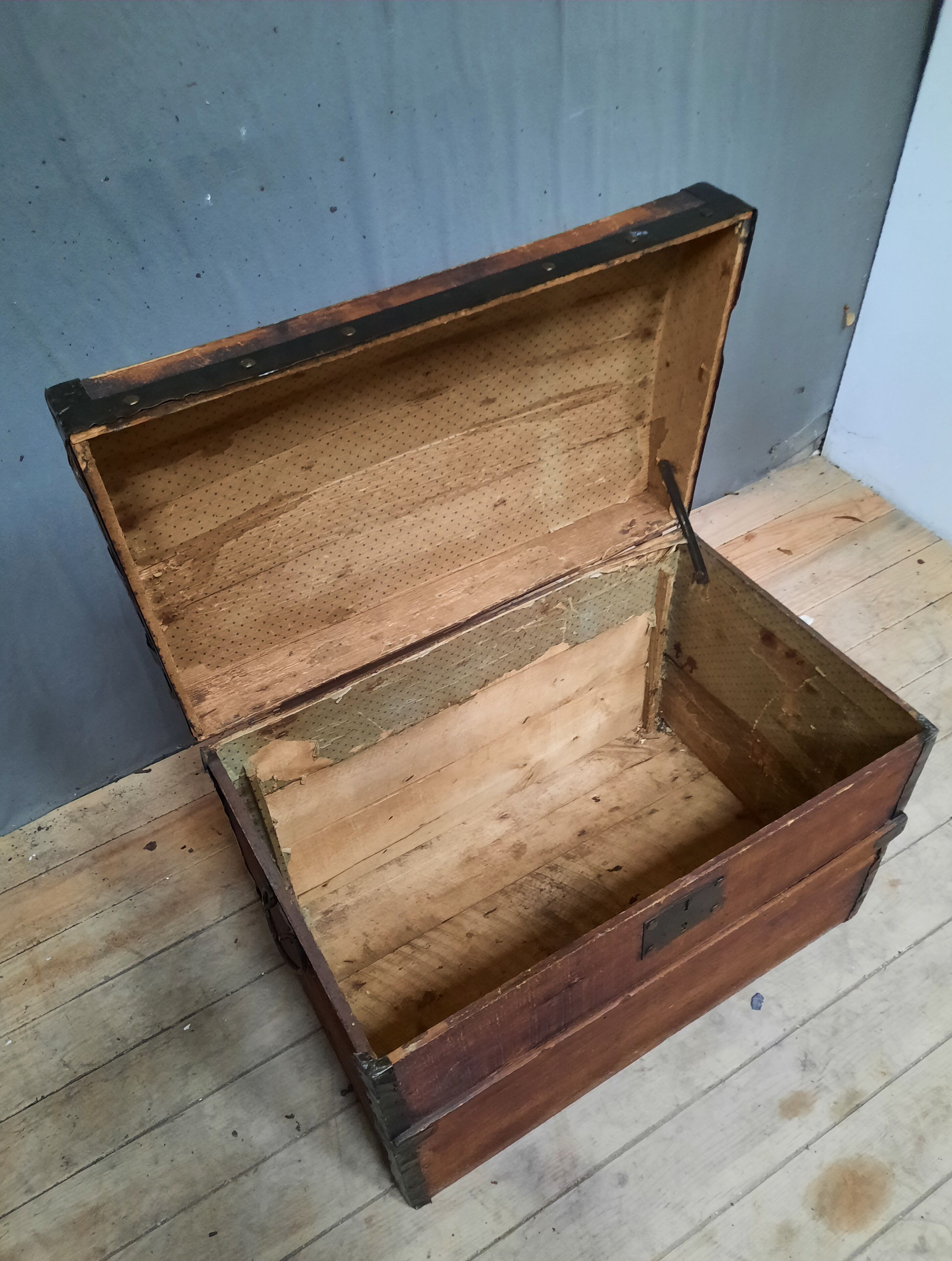 Coffre bombé en bois et métal