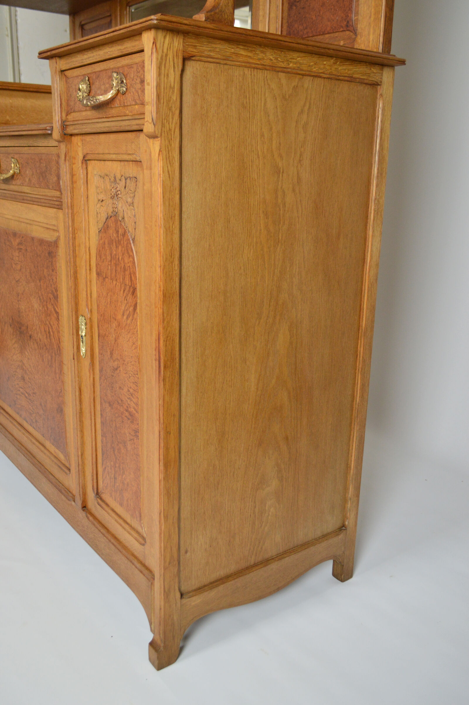 Buffet art nouveau en chêne et loupe, modèle au platane, vers 1910
