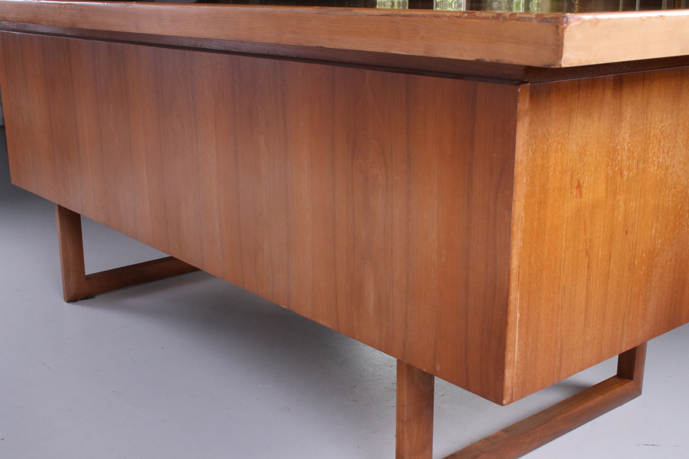 Bureau en bois avec des tiroirs