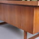 Bureau en bois avec des tiroirs