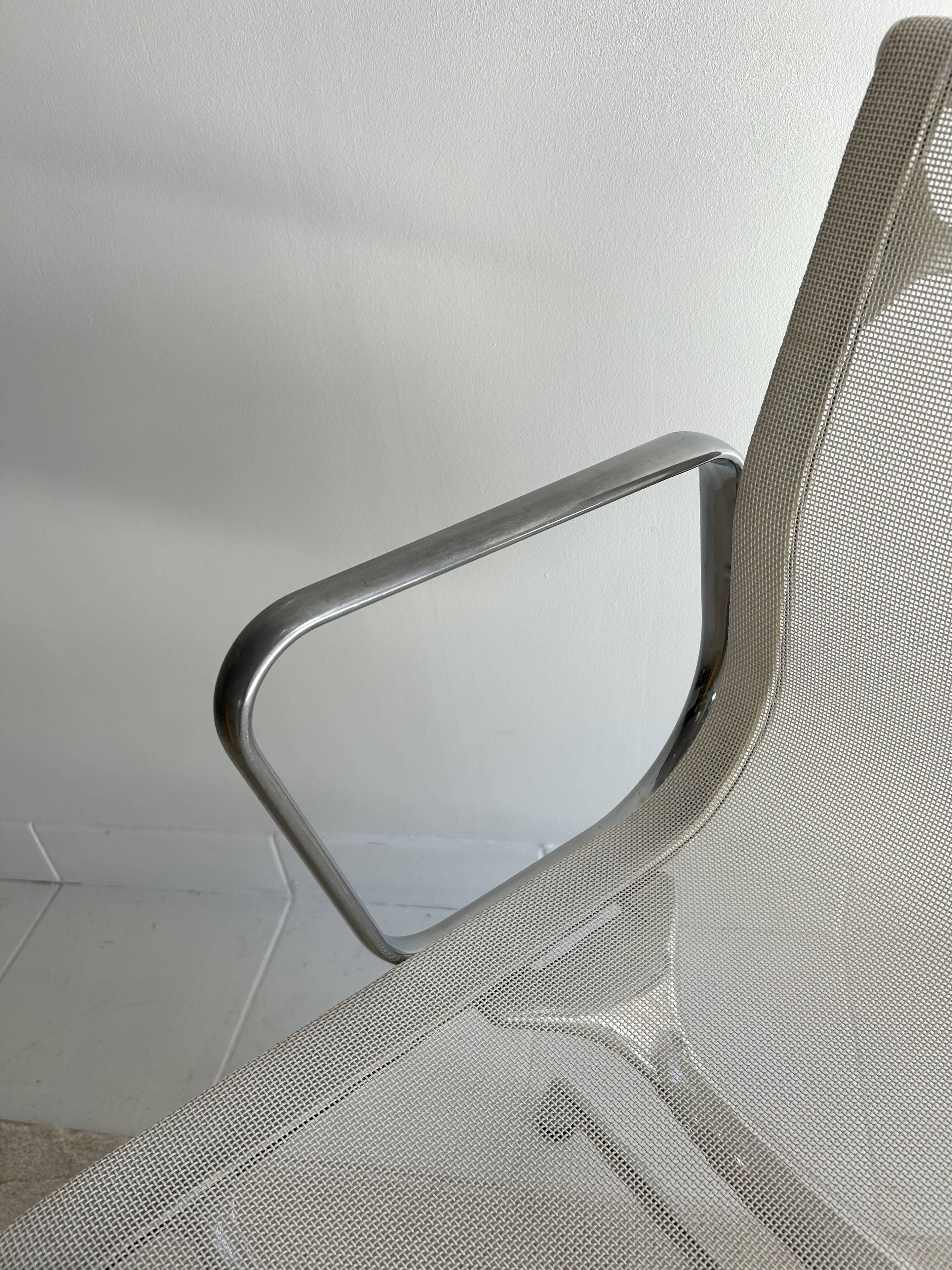 Eames EA108 swivel chair Vitra