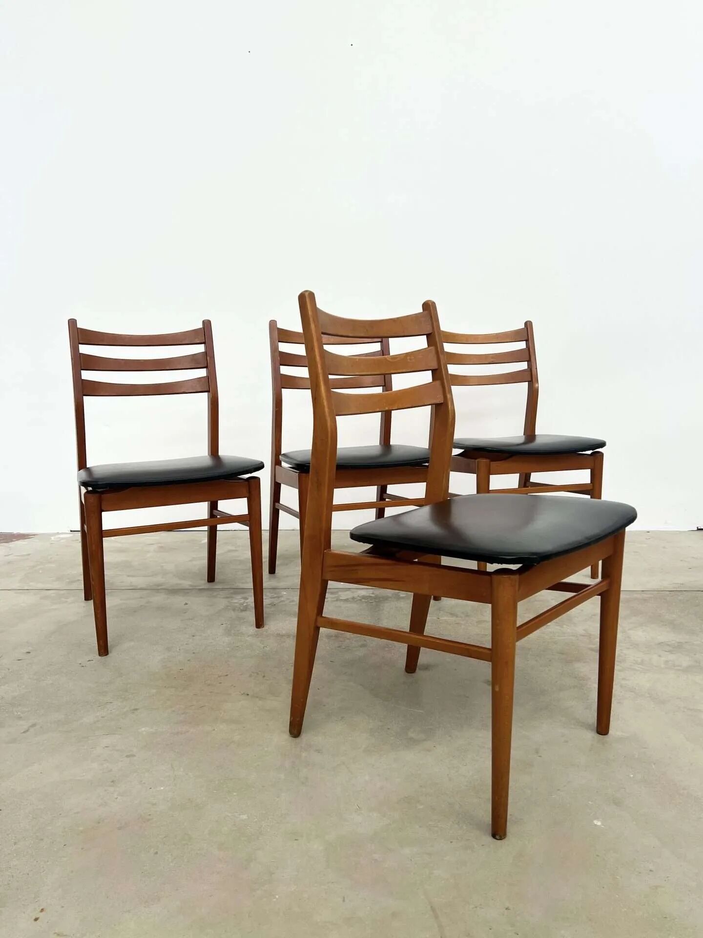 Lot de 4 chaises scandinaves hêtre et skai 60s