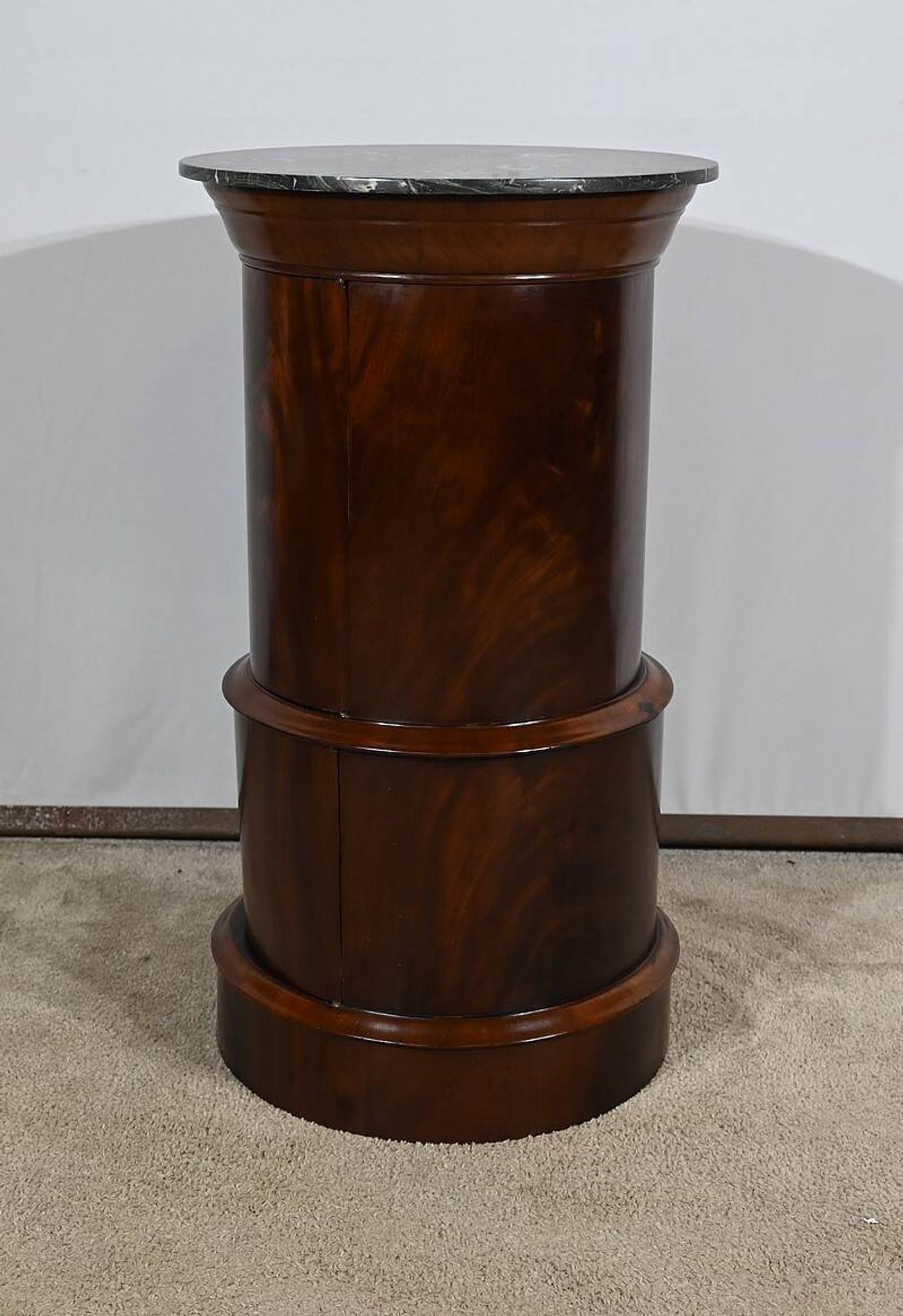 Rare Somno with two doors in Burl Mahogany, Empire period – Early 19th century