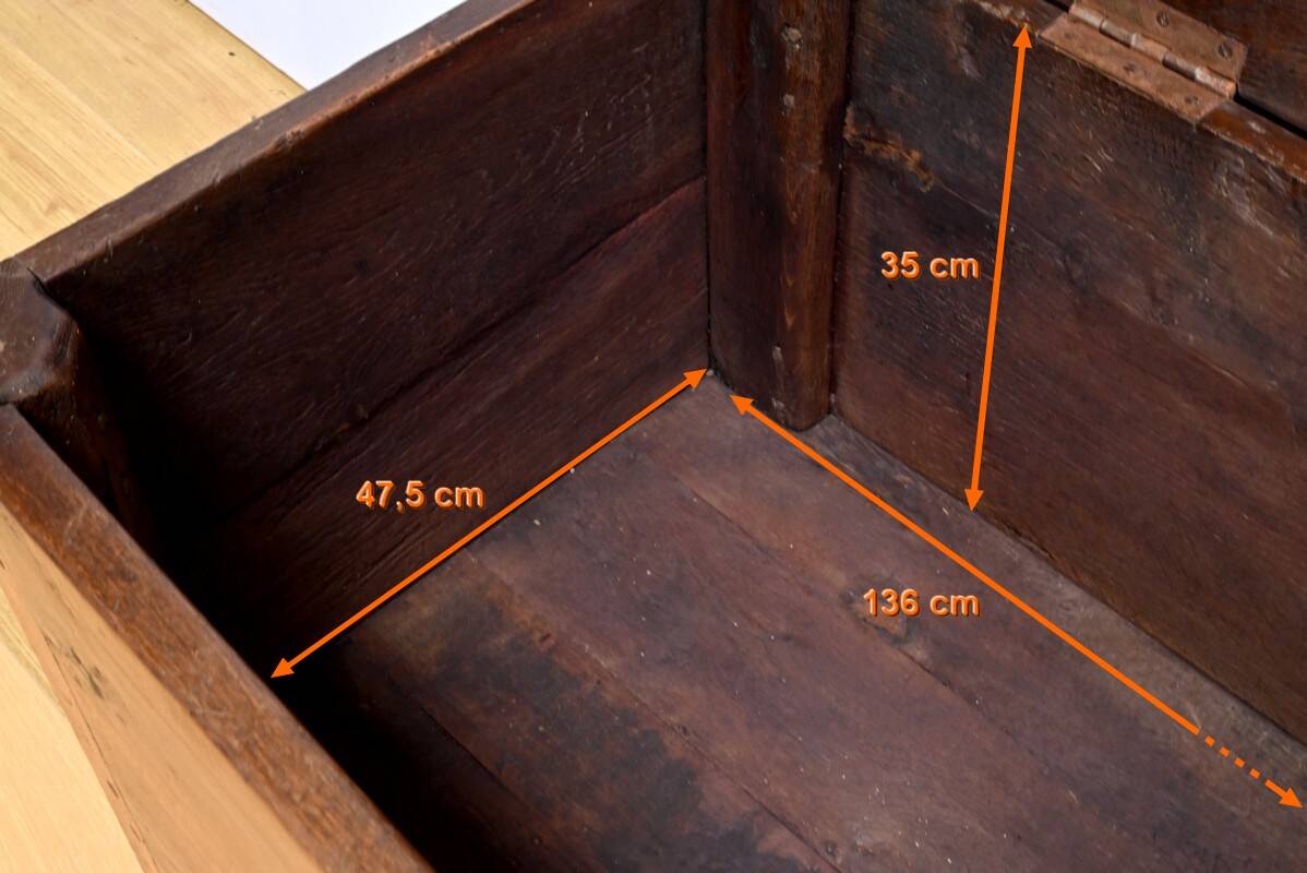 Important oak chest – late 19th century