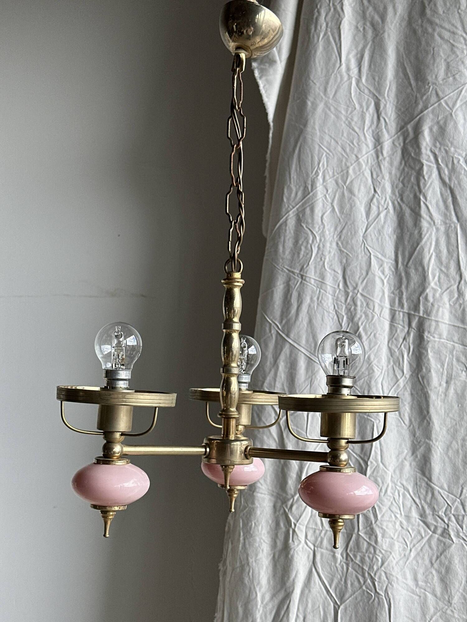 Petit lustre rose et doré à 3 bras de lumières