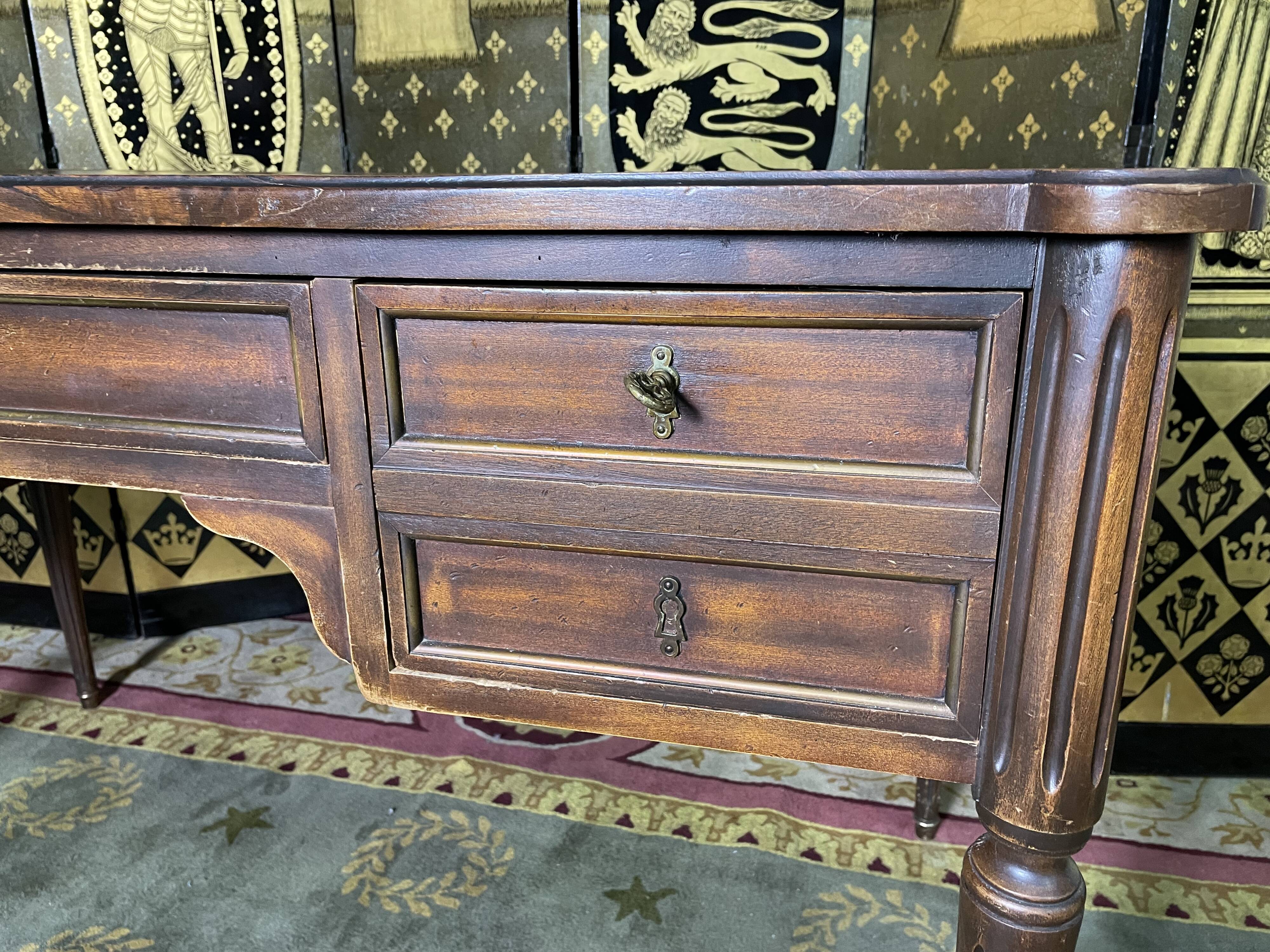 Bureau plat de style Louis XV