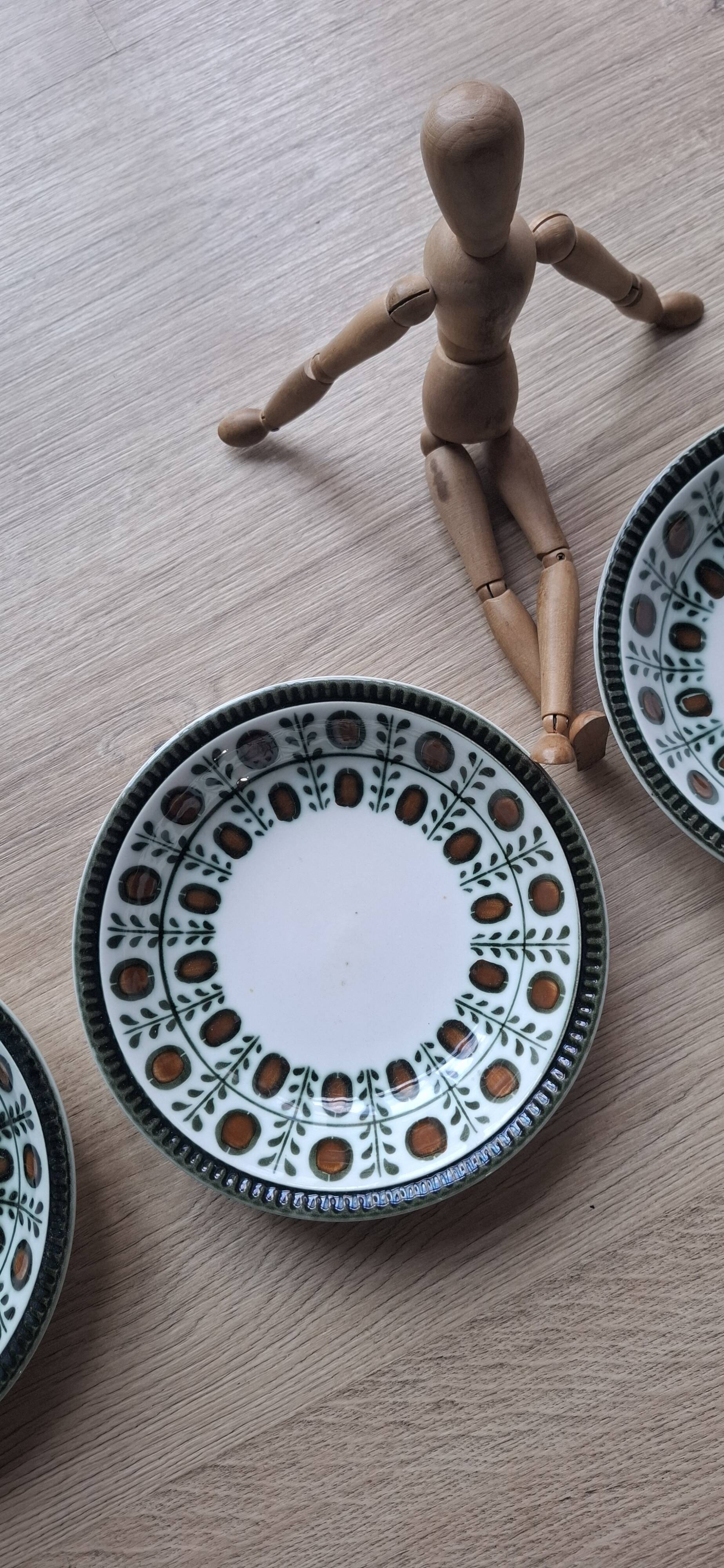 3 assiettes Boch Noix 1966