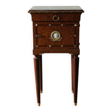 Table de chevet néoclassique, dans le goût anglais Regency Wedgewood