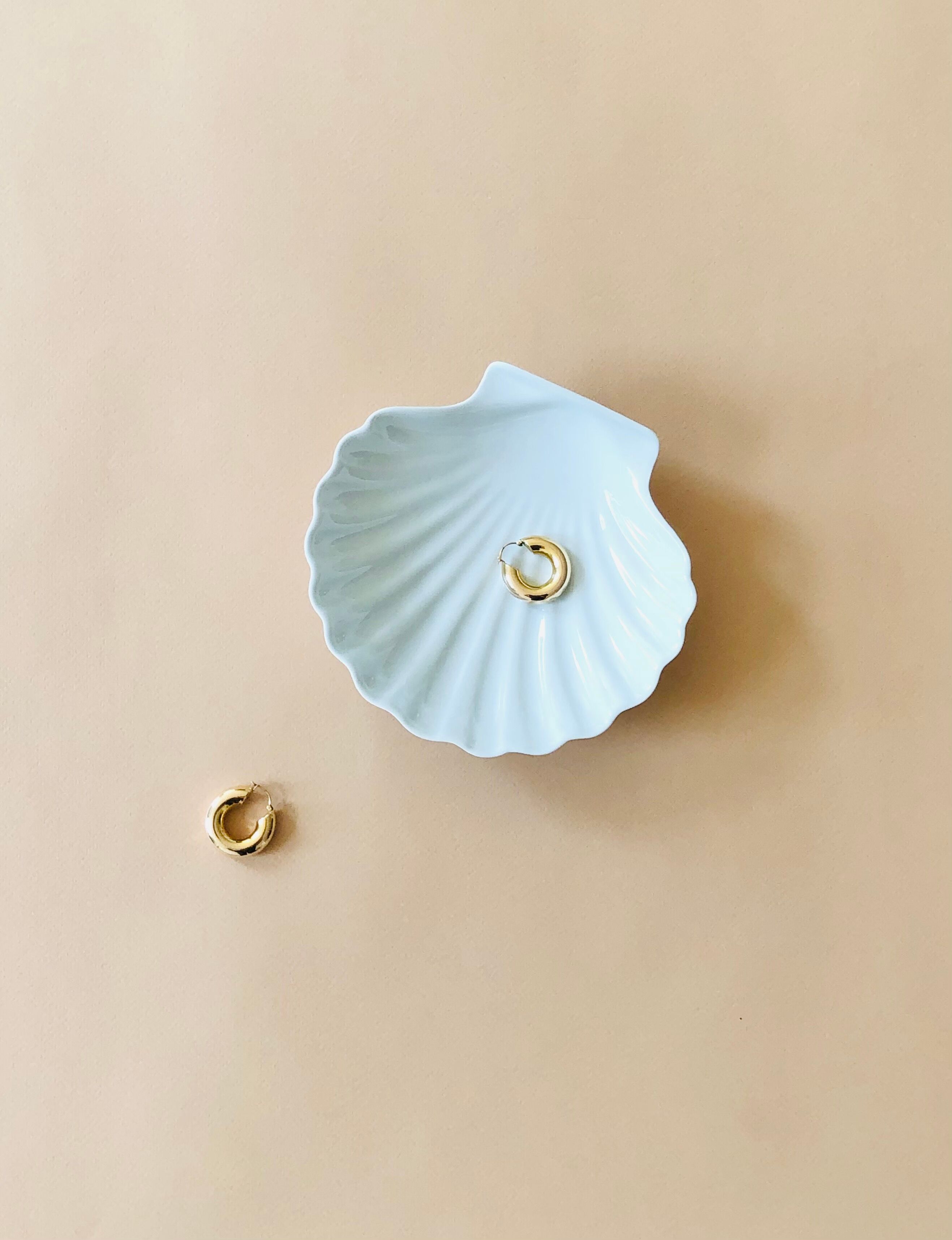 Empty-pocket porcelain shell cup