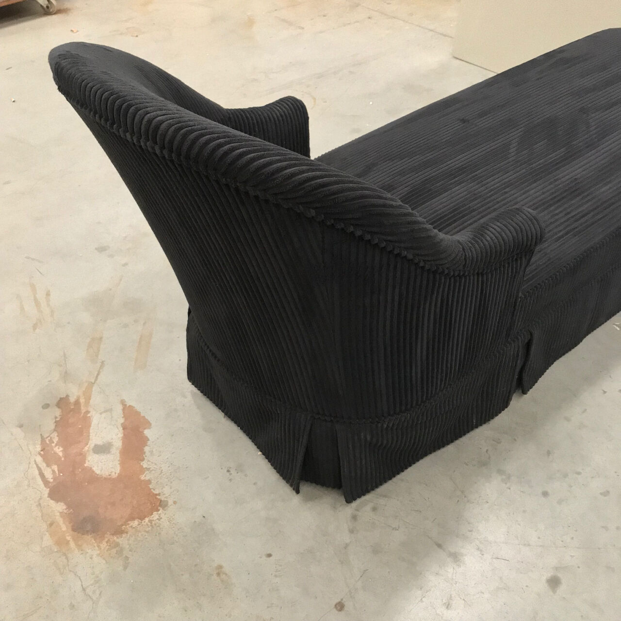 Banquette-lit en velours noir-méridienne