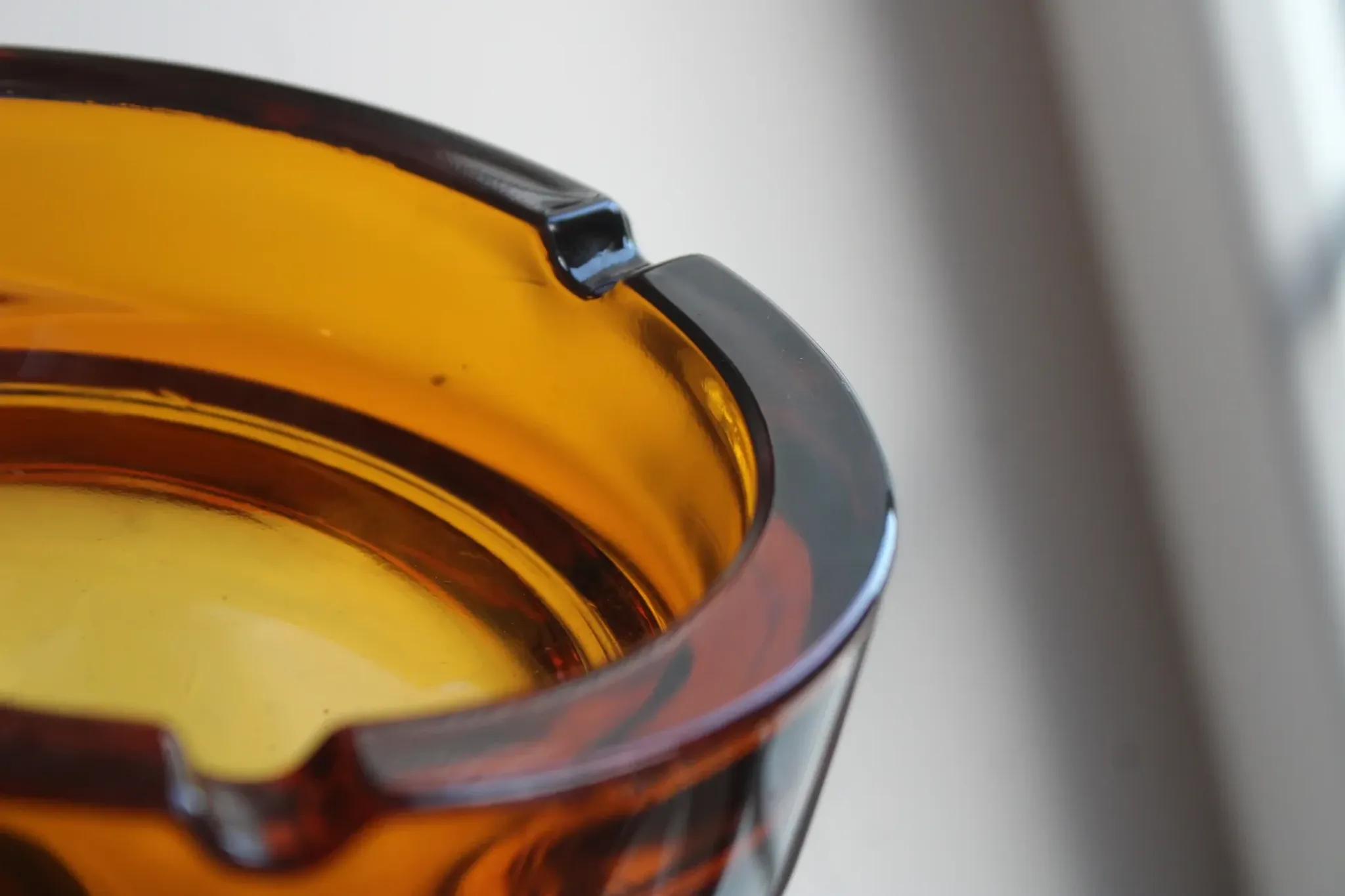 Vintage Italian round ashtray in thick amber glass – Ø 15 cm