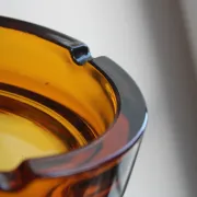 Vintage Italian round ashtray in thick amber glass – Ø 15 cm