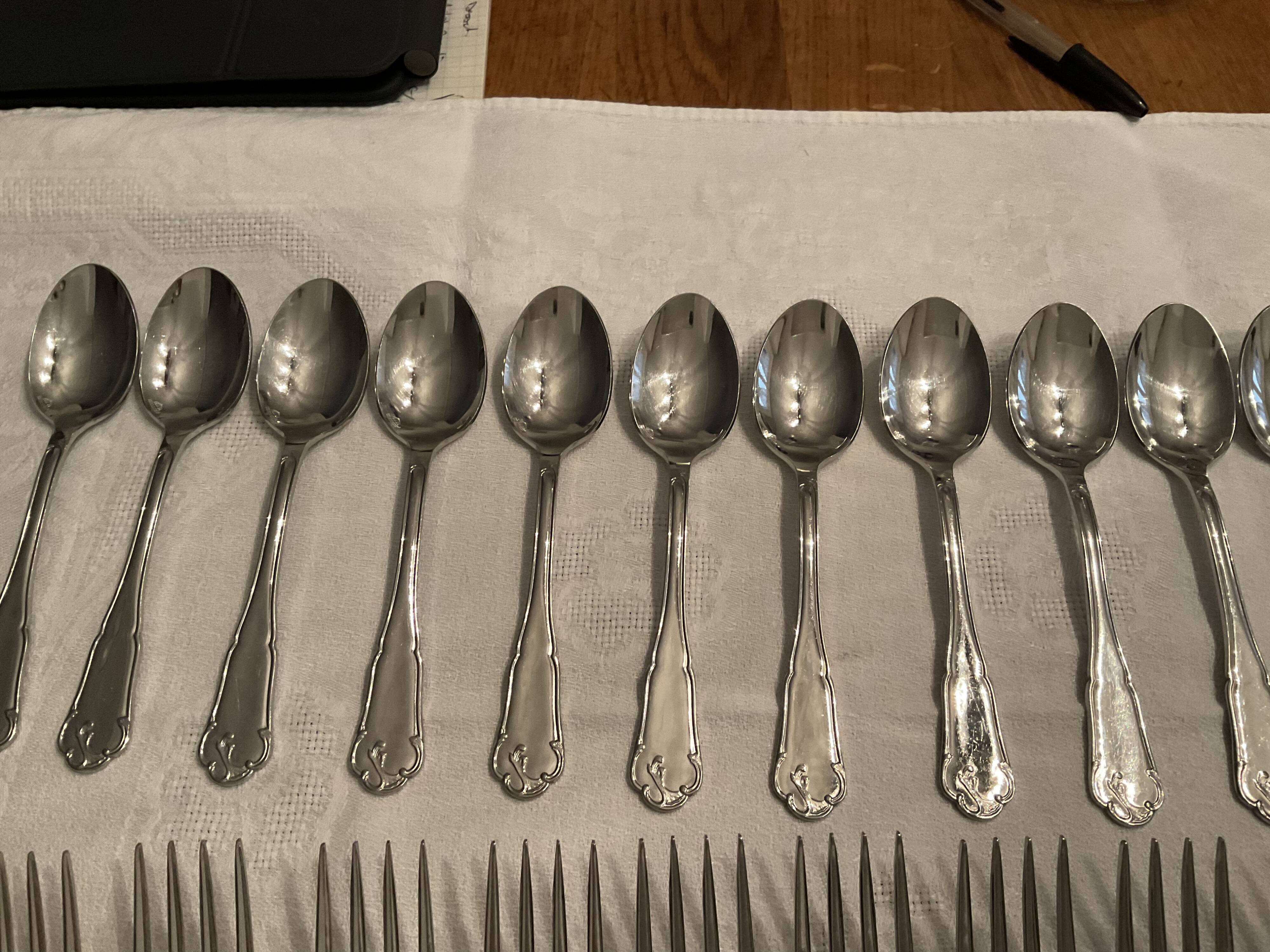 Stainless steel cutlerys et 37 pieces