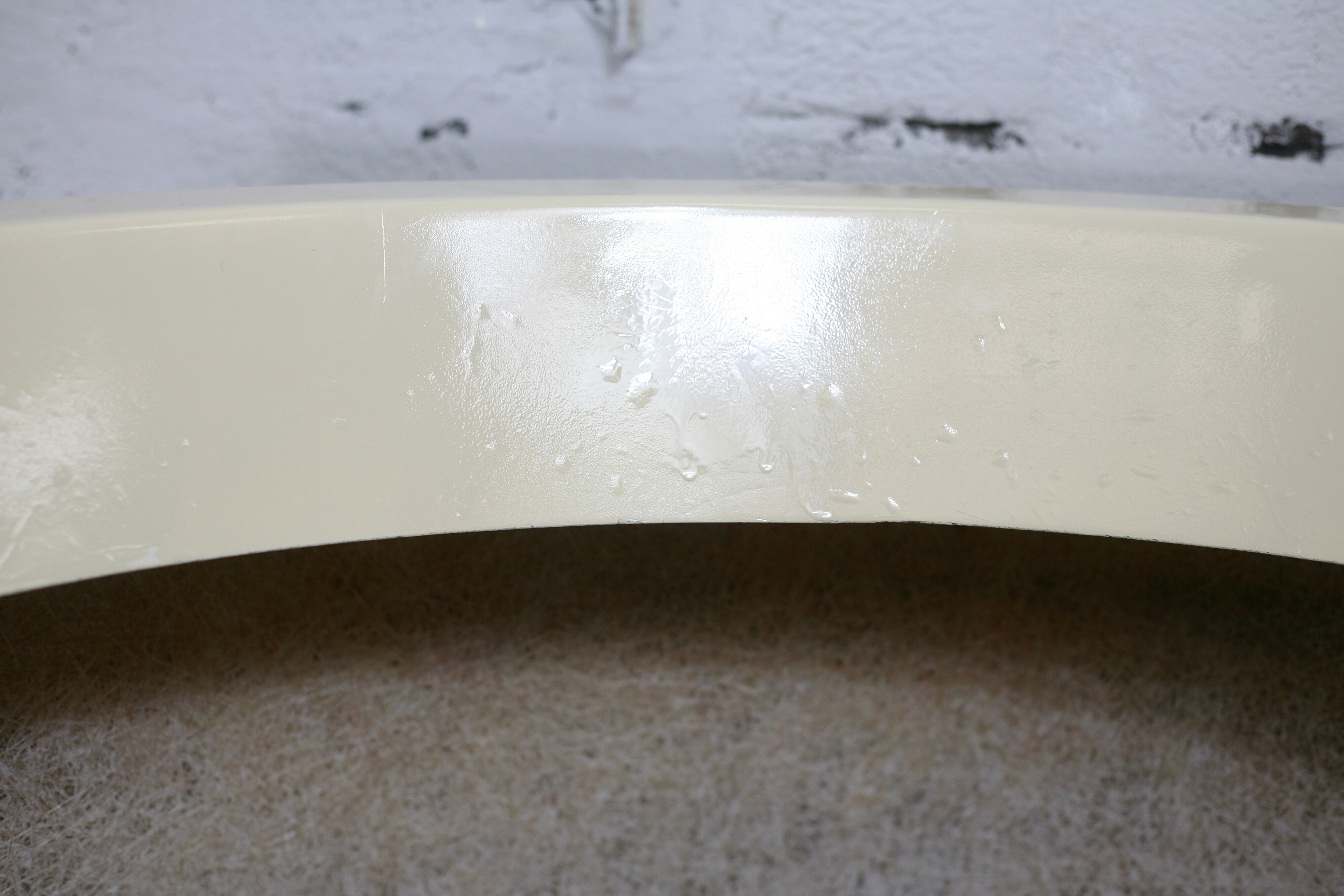 Important cylindrical planter in cream lacquered fiberglass, circa 1970