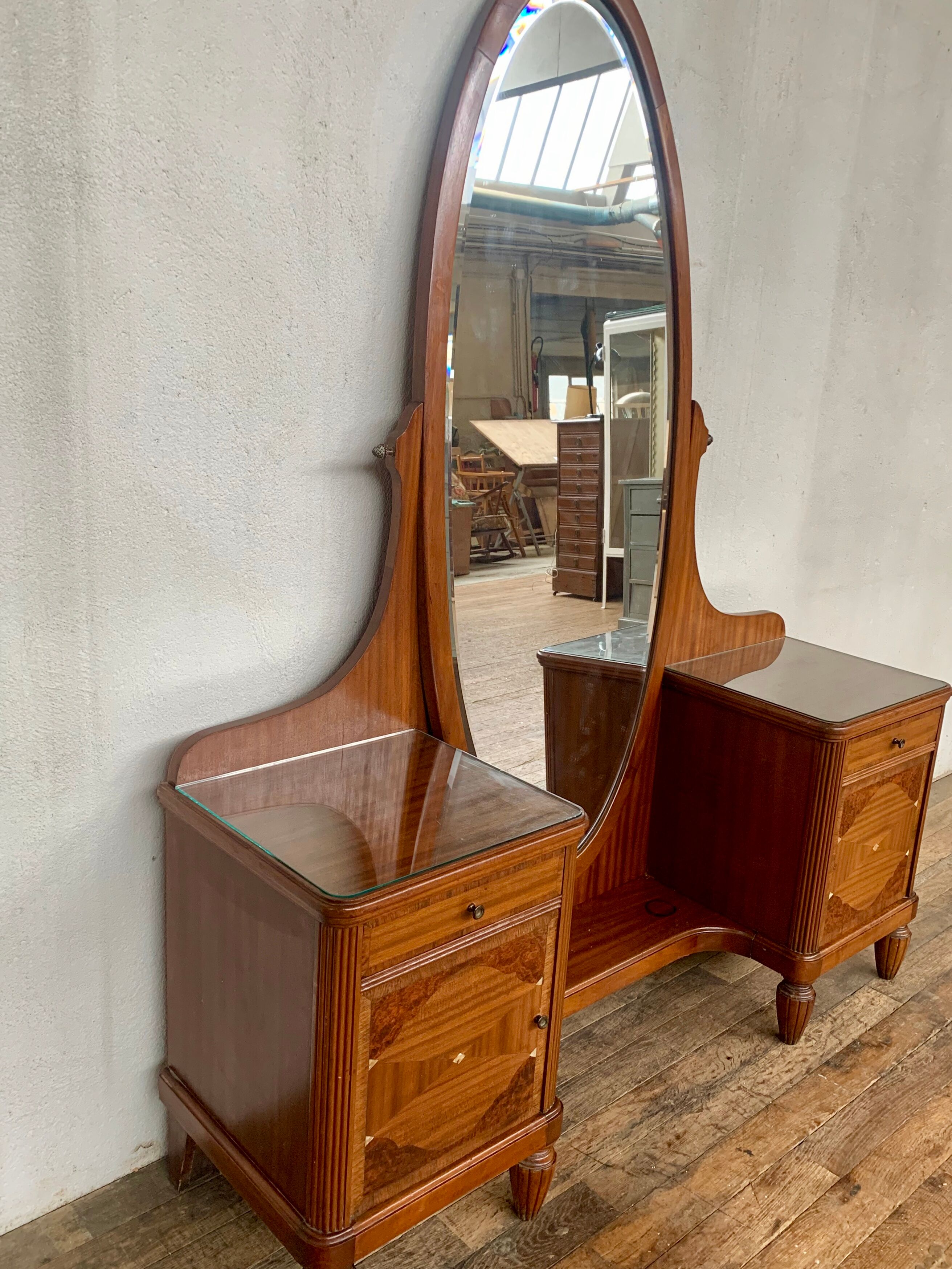 Hairdresser Art Deco styke from the early 20th century in mahogany with marquetry and mother-of-pear details
