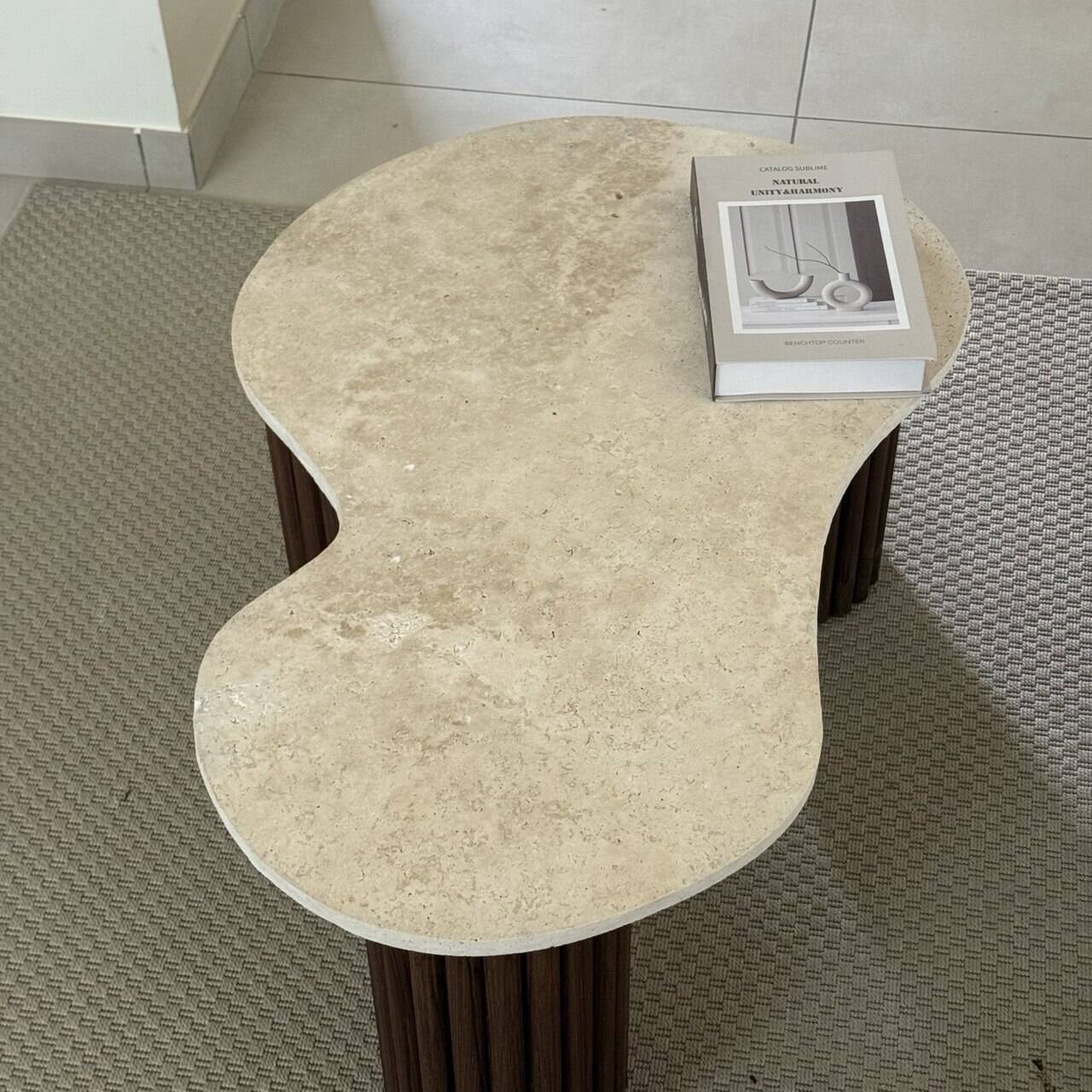 Table basse "poire"  travertin et bois cannelé | chêne foncé | 3 pieds