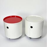 Paire de vélos Kartell Componibili des années 70 sur roulettes, coloris blanc cassé et corail.