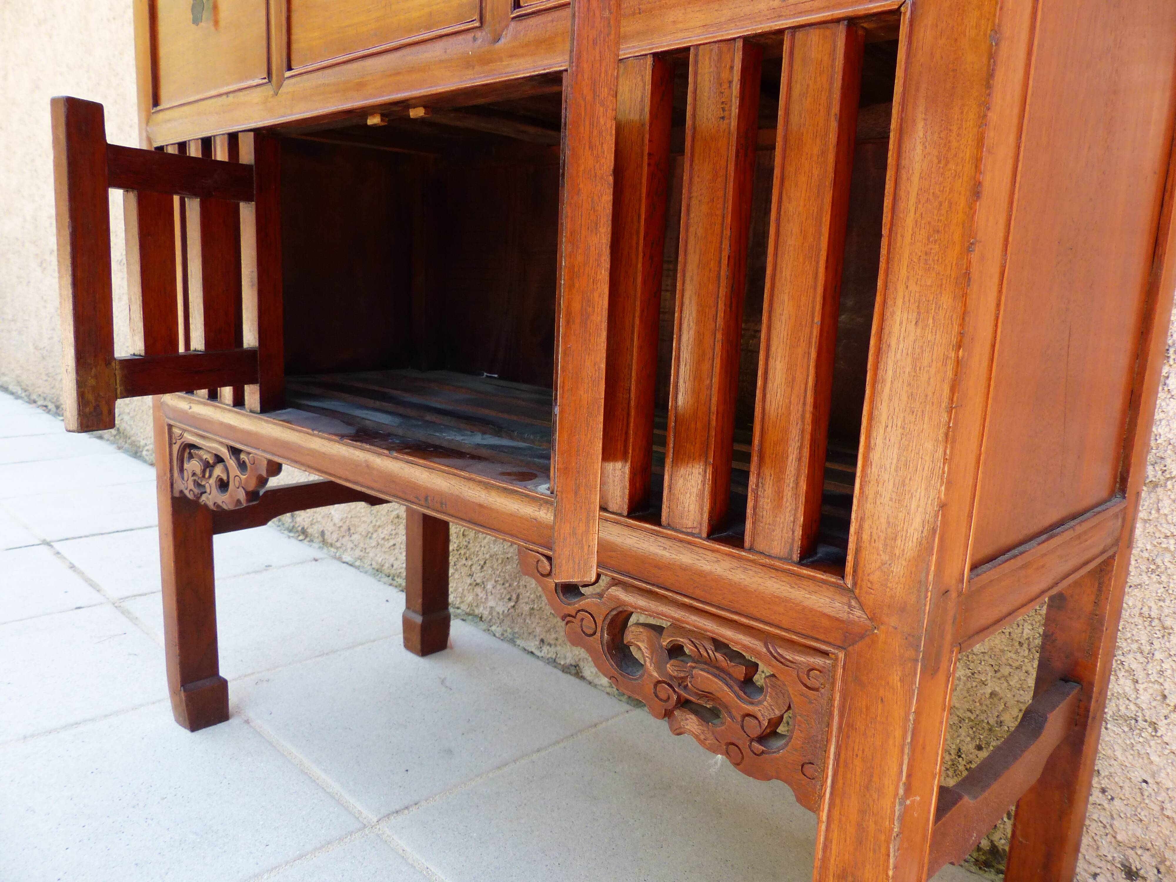 Antique Asian wardrobe in solid wood – Indonesia / Java
