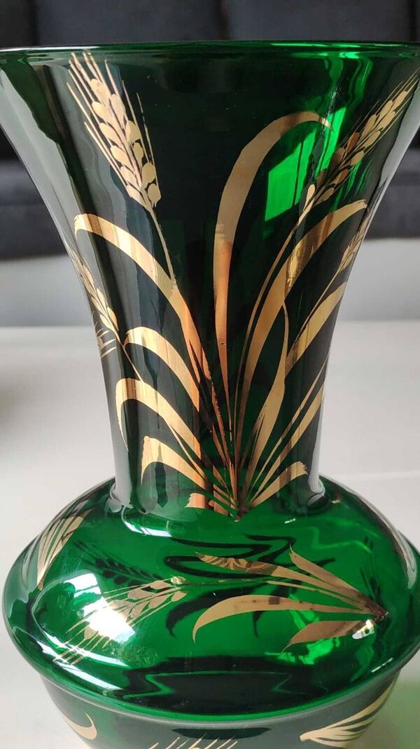 Vase Verrerie de Monaco/Monte Carlo, estampillé emblème Couronne. En verre soufflé vert émeraude, motifs épis de blé or. Dim 25 x 15 cm