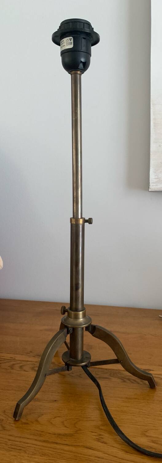 Adjustable table lamp – Tripod base in brass metal – Industrial style