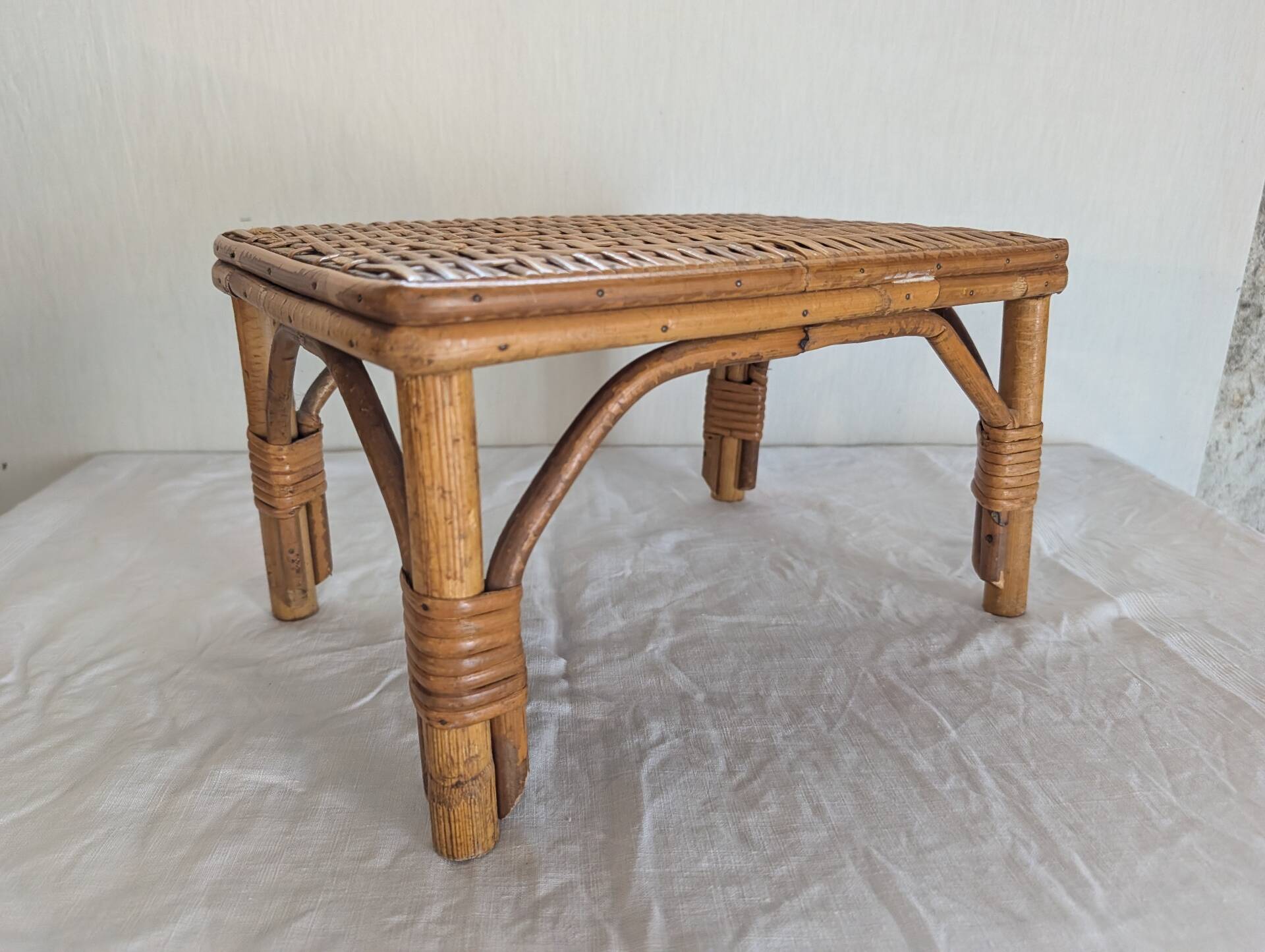 Petit banc en rotin et osier – années 1960