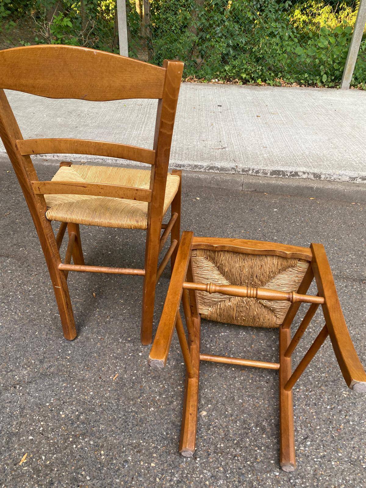 2 wooden dining chairs with rush seats from the 1970s.