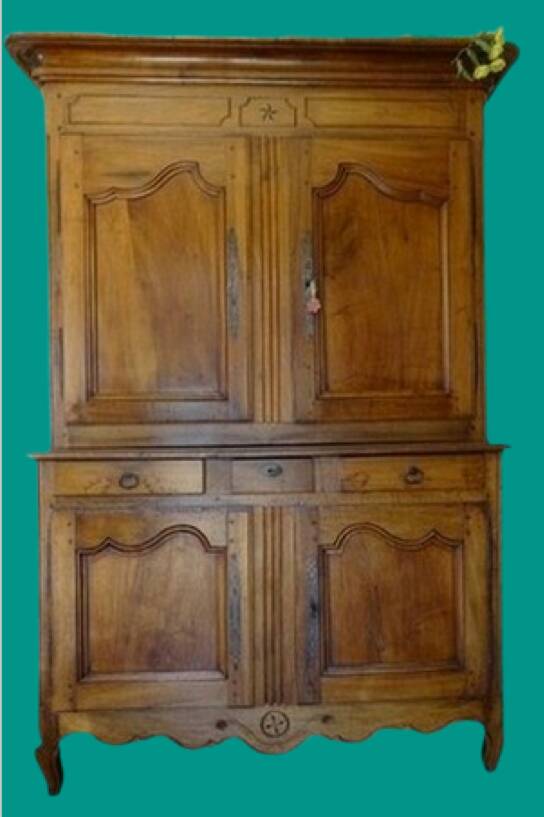 magnificent two-body buffet from the 18th century in walnut – an exceptional antique piece