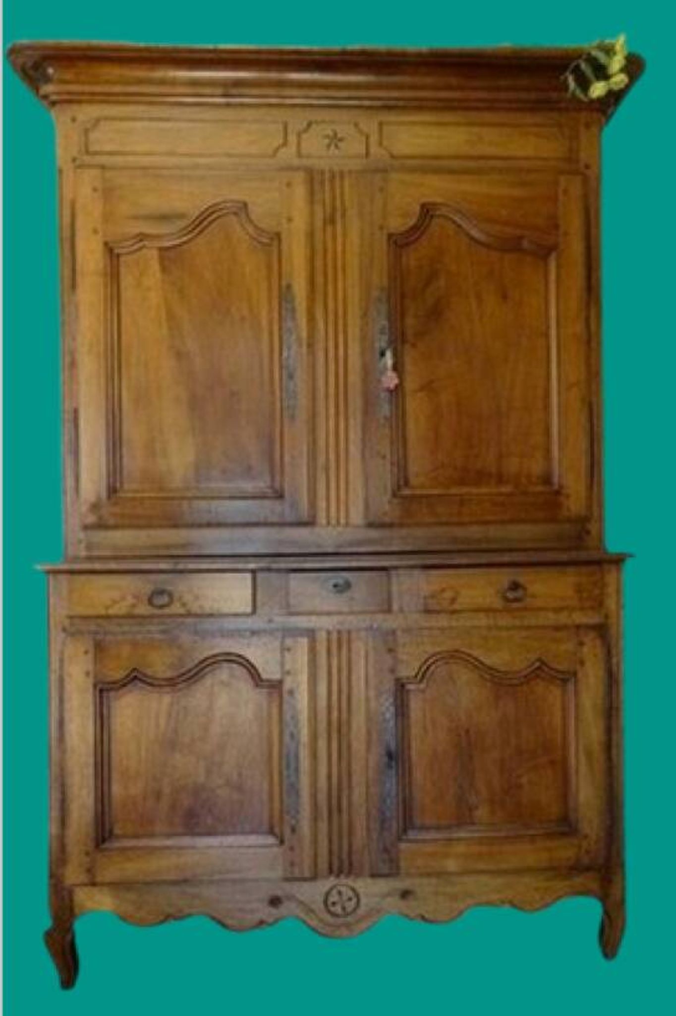 magnificent two-body buffet from the 18th century in walnut – an exceptional antique piece