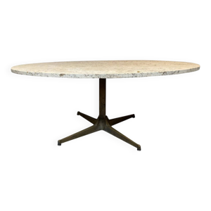 Table basse ovale de style Florence Knoll en travertin et métal doré