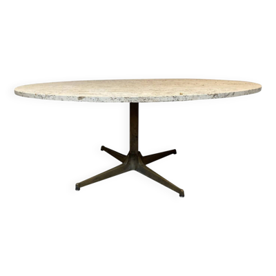Table basse ovale de style Florence Knoll en travertin et métal doré