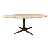 Table basse ovale de style Florence Knoll en travertin et métal doré