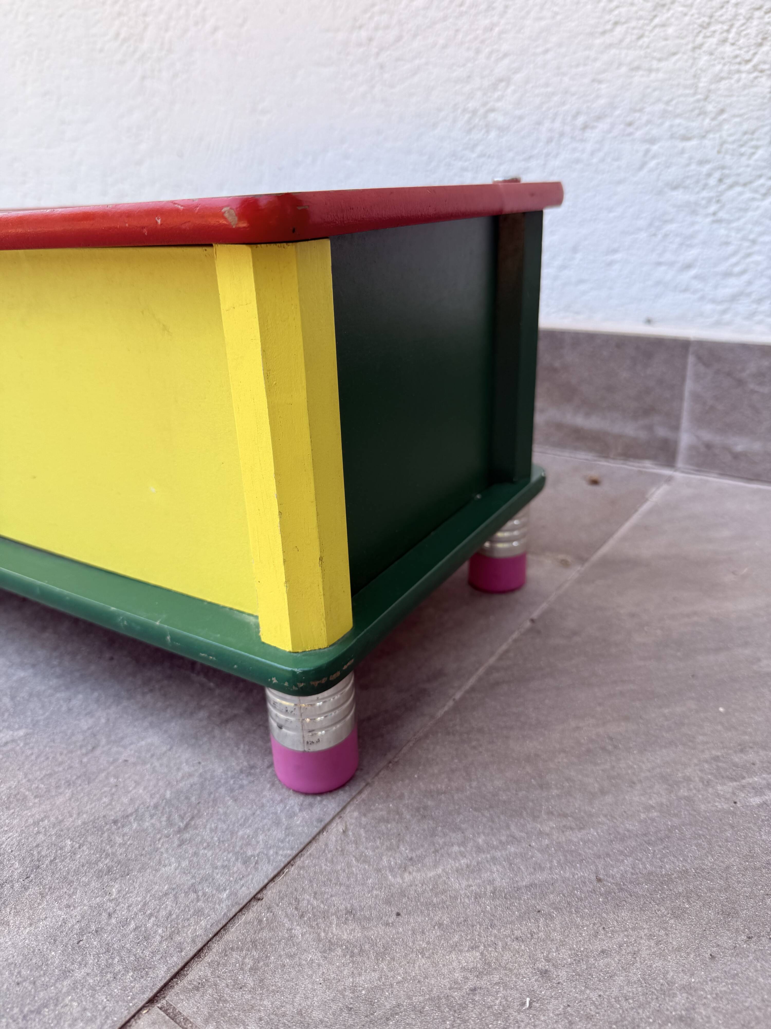 Banc-coffre années 80 Pierre Sala crayons