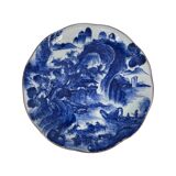 Plat japonais à décor de paysage animé