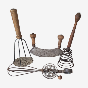 Lot d'outils de cuisine anciens