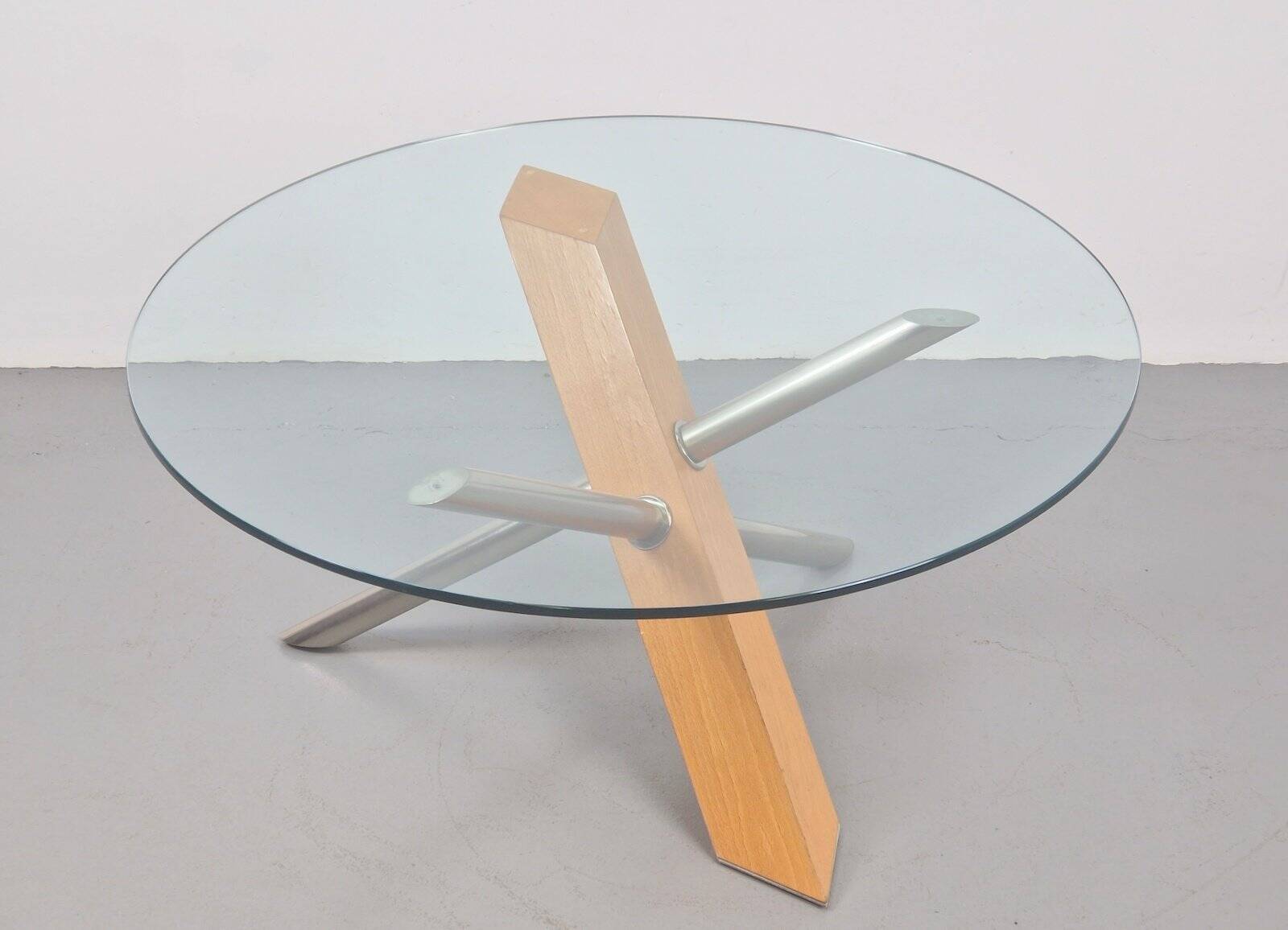 Table basse croisée postmoderne en bois, acier inoxydable et verre, Italie, années 1990.