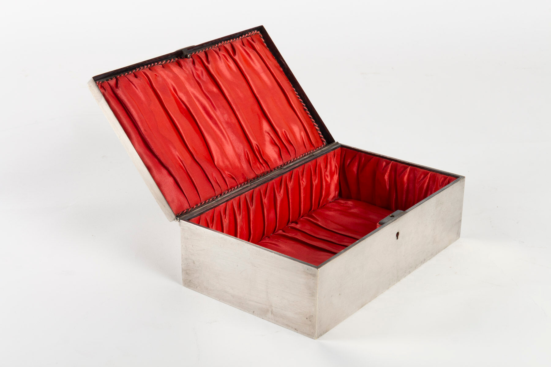 Art nouveau style box in silver metal, interior in satin, 1910
